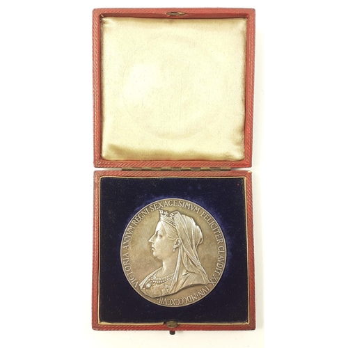 199 - A cased VICTORIA 1837-1897 medallion. 55mm diameter. Total weight 83g. In lovely condition#199