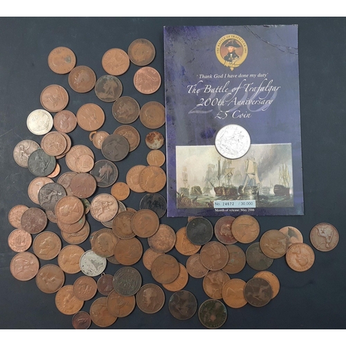 213 - A small collection of coins to include a carded Battle of Trafalgar £5 coin, and a quantity of ... 