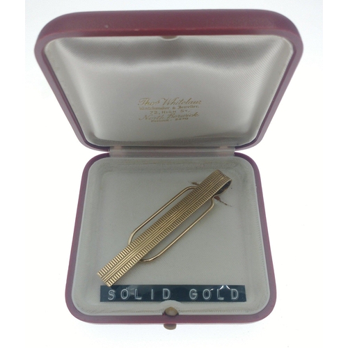 36 - A solid gold fully hallmarked money clip / possibly tie clip in box. 7cm long, weight 8g approx. Ful... 