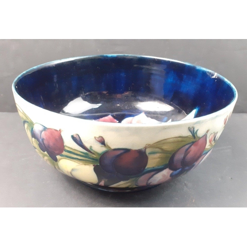 398 - A large Moorcroft fruit bowl with Moorcroft signature on base.  It is 24cm in diameter with an unfor... 