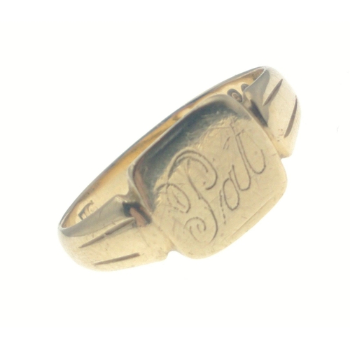 4 - A signet ring, 375 hallmarked, size O, weight 2.4 g approx, with monogram 'Pat'#4