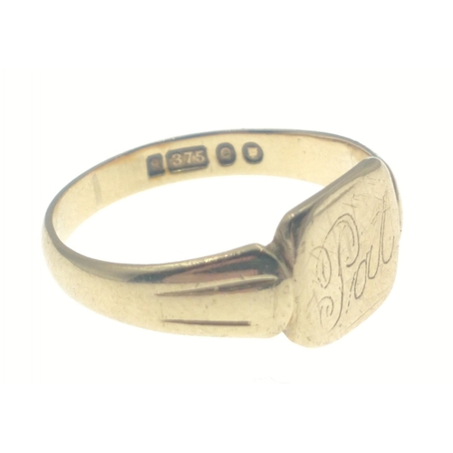 4 - A signet ring, 375 hallmarked, size O, weight 2.4 g approx, with monogram 'Pat'#4