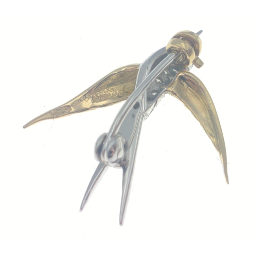 41 - A stunning SWALLOW shaped brooch stamped with full 750 GOLD hallmarks. A small emerald for the eye c... 