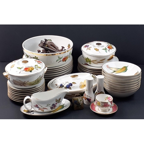 450 - A ROYAL WORCESTER Evesham dinner service for 8 comprising dinner plates, salad plates, side plates, ... 