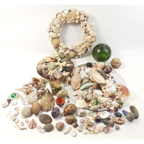 461 - A collection of shells including a decorative wreath#460