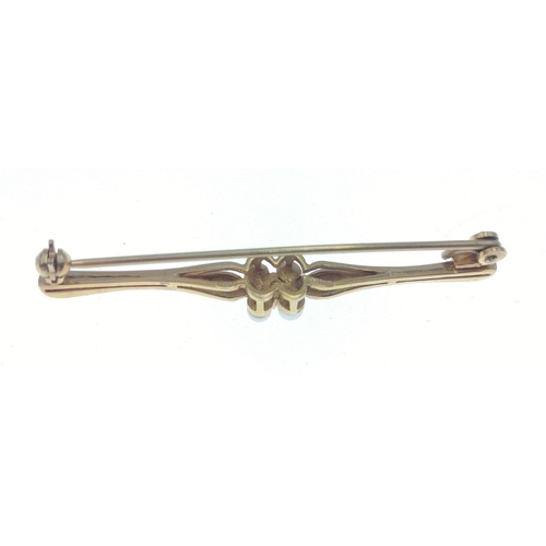 47 - A pretty fully hallmarked 375 GOLD bar brooch with four seed pearls surrounding a centre diamond (te... 