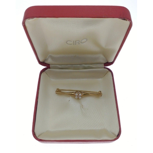 47 - A pretty fully hallmarked 375 GOLD bar brooch with four seed pearls surrounding a centre diamond (te... 