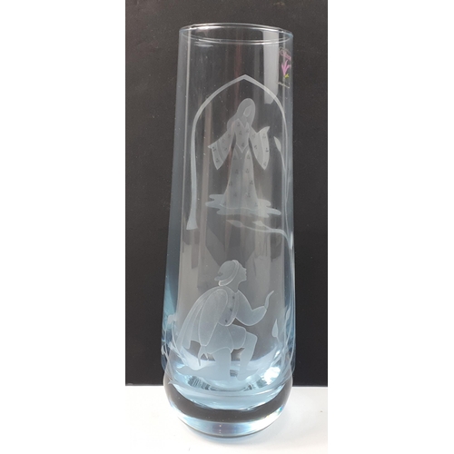 480 - CAITHNESS GLASS signed Romeo & Juliet vase. In box and in beautiful condition. Stands 23cm tall.... 