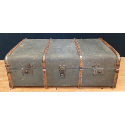 501 - A large wooden banded travel trunk with brass corners 90x55x35cm approx, with wear in useable condit... 