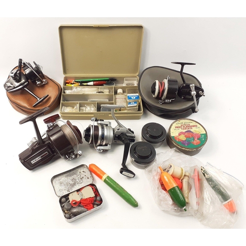 512 - A collection of fishing paraphernalia to include a Daiwa 7700A reel, a Shakespeare 2100 series Alpha... 