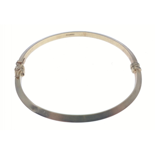 52 - A 9ct hallmarked gold snap-shut bangle with safety latch, weight 4.65g approx, 5cm dia approx#52