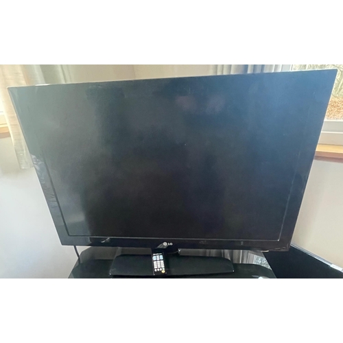 528 - A LG flatscreen colour TV with remote control - size 37