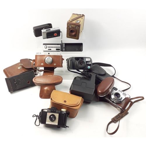 537 - A lovely wee collection of vintage cameras to include a Kodak A120 folding camera, Purma Kodak Retin... 