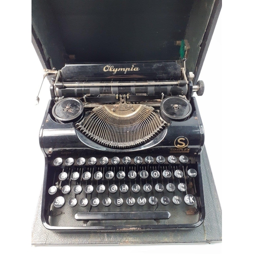 562 - A portable vintage SIMPLEX OLYMPIA typewriter in case. Appears to be in good order#561