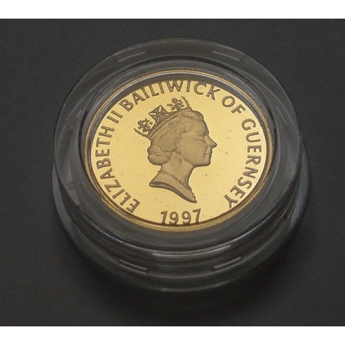 75 - A stunning 1997 Guernsey GOLD PROOF £25 coin with Royal Mint Certificate.  Beautifully presente... 