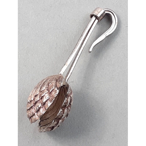 49 - An intricate and highly unusual napkin clip in clamshell style with full sterling silver hallmarks.#... 