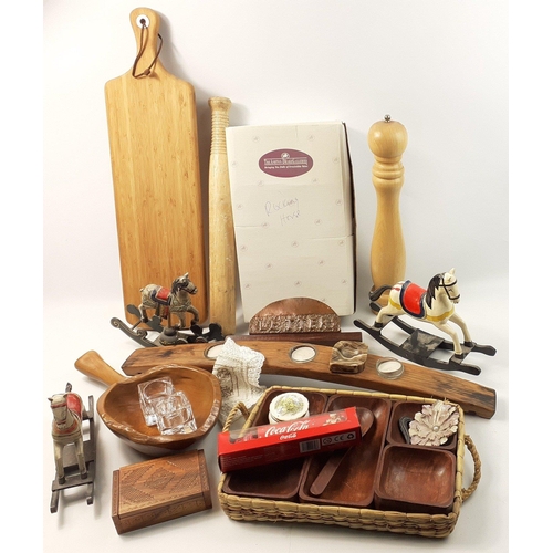 589 - A mixed box to include a nice wooden chopping bock, tealight holder, an over-sized pepper grinder, 2... 