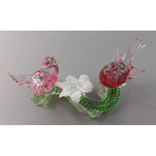 261 - A striking, unusual art glass grouping of 2 wrens on a bench, 25cm long approx.  In good condition.#... 