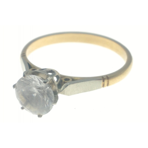 12 - STUNNING SOLITAIRE DIAMOND RING - A 750 stamped yellow gold and platinum diamond solitaire (tested) ... 