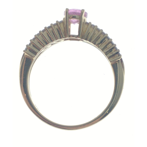 11 - An Iliana 750 stamped 18K ring, with 24 diamonds (tested) on each shoulder and a central amethyst, s... 