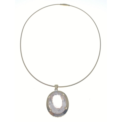 18 - An 18ct, 750 stamped necklet 40cm long with an 18K pendant, 4 cm long set with a large clear stone (... 
