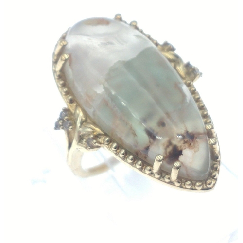 35 - A 9K marked gold ring with large teardrop shaped polished hard stone (25mm approx), size J/K gross w... 