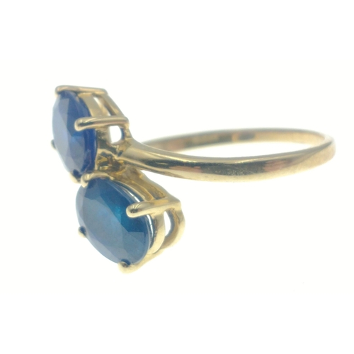 45 - 10k stamped (9ct hallmarked) yellow gold ring set with 2 offset blue oval cut stones size M, gross w... 
