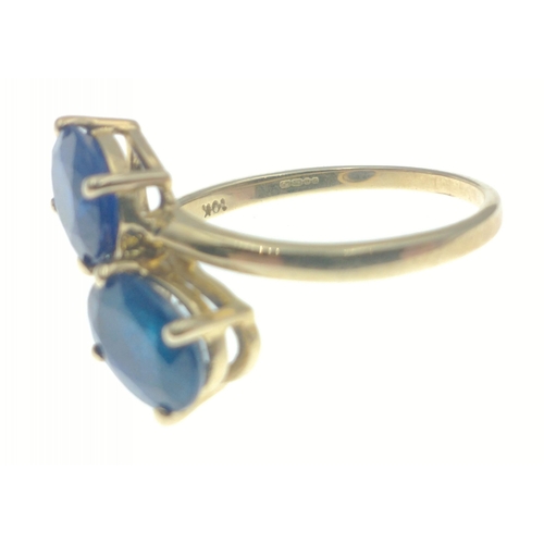 45 - 10k stamped (9ct hallmarked) yellow gold ring set with 2 offset blue oval cut stones size M, gross w... 