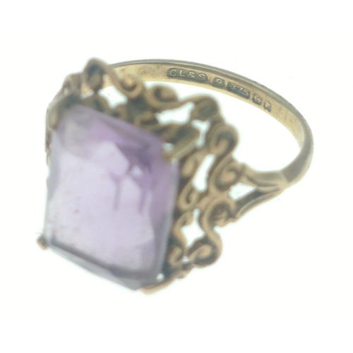 47 - An AMAZING AMETHYST 375 stamped VINTAGE yellow gold ring mounted with a very large emerald-cut ameth... 