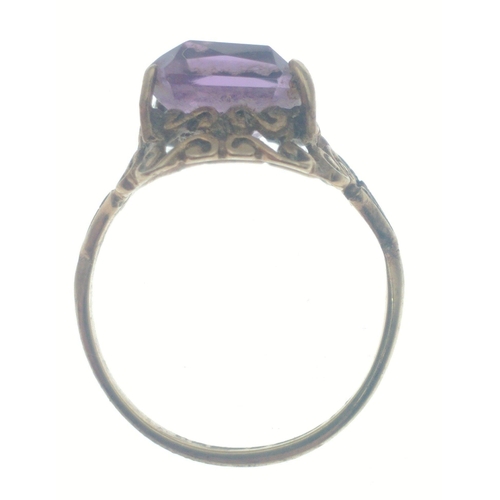 47 - An AMAZING AMETHYST 375 stamped VINTAGE yellow gold ring mounted with a very large emerald-cut ameth... 