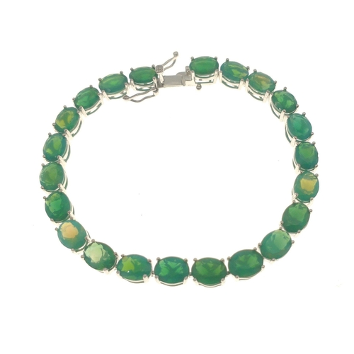 83 - A pretty tennis bracelet 19cm long set with 22 green stones stamped 925 TGGC,#83