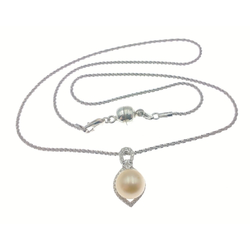 93 - A 925 necklace with a pearl pendant on a 50cm magnetic clasp chain#93