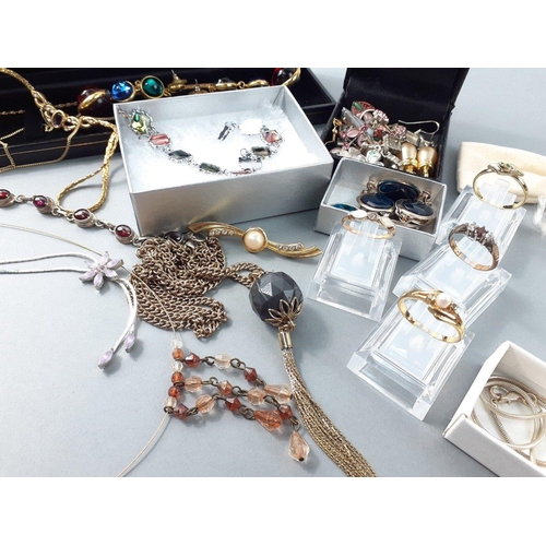 97 - A super costume jewellery lot to include some pretty gilt chains, rings and earrings#97