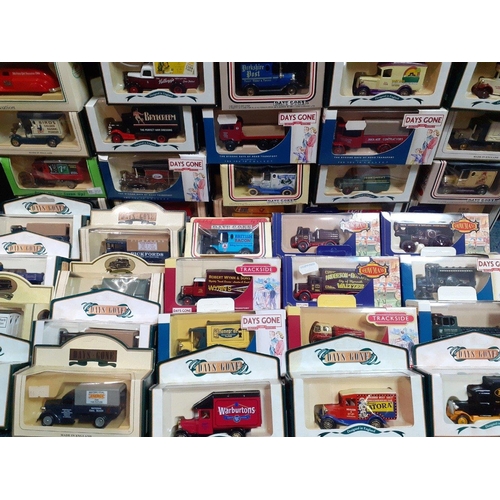 183 - A collection of boxed collectible model cars to include LLEDO DG091009 FODEN Steam Wagon TATE & ... 