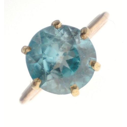 24 - An unmarked quality yellow metal ring with large blue aquamarine style stone - stone dimensions 8mm ... 