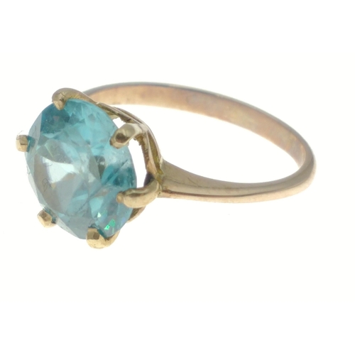 24 - An unmarked quality yellow metal ring with large blue aquamarine style stone - stone dimensions 8mm ... 