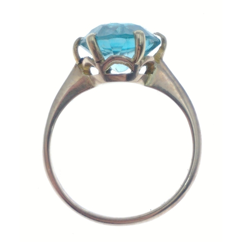 24 - An unmarked quality yellow metal ring with large blue aquamarine style stone - stone dimensions 8mm ... 