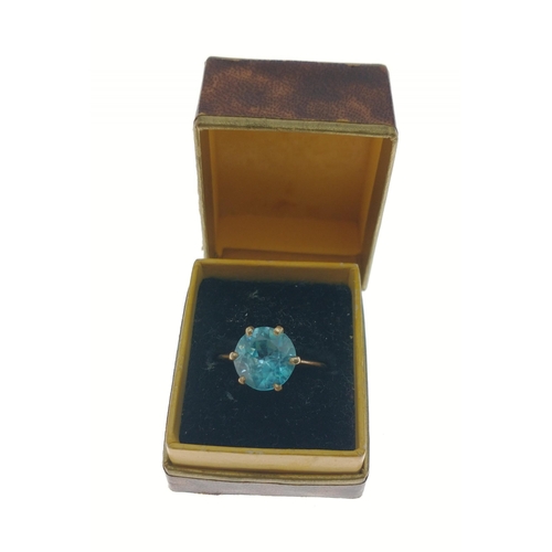 24 - An unmarked quality yellow metal ring with large blue aquamarine style stone - stone dimensions 8mm ... 