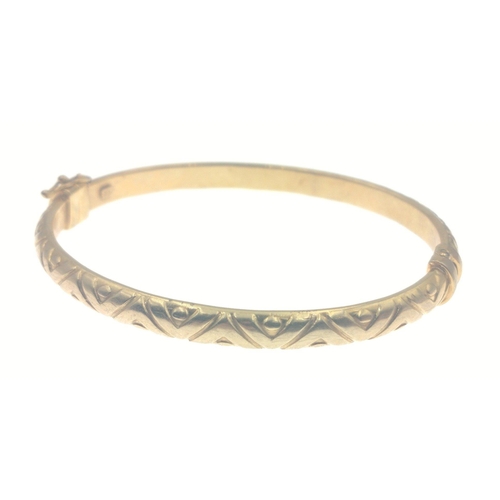 7D - A pretty 375 stamped gold bangle, weight 8.35g approx.#14