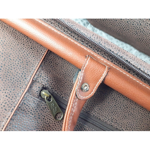 383 - A very nice quality travelling leather holdall, fittings marked RM, 55cm across at top#110