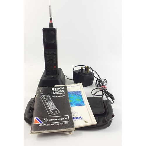 288 - A vintage MOTOROLA 8500X mobile phone with charger, base and books. Aerial broken#301