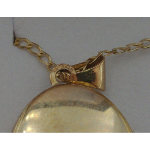 26 - A 375 marked locket (20mm long) on a gold chain (44cm), gross weight 3.55g#26