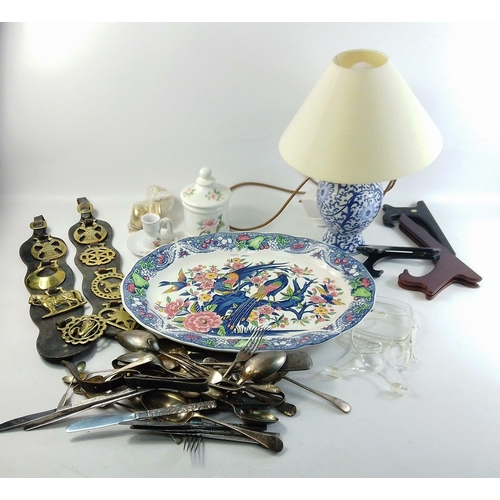 549 - A mixed box comprising a collection of horse brasses, plate display stands, a blue and white table l... 