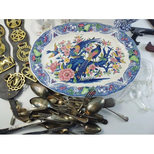 549 - A mixed box comprising a collection of horse brasses, plate display stands, a blue and white table l... 