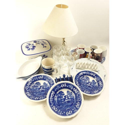 552 - A mixed box to include various mugs, blue and white china, a table lamp, wine glasses, 2 gratin dish... 