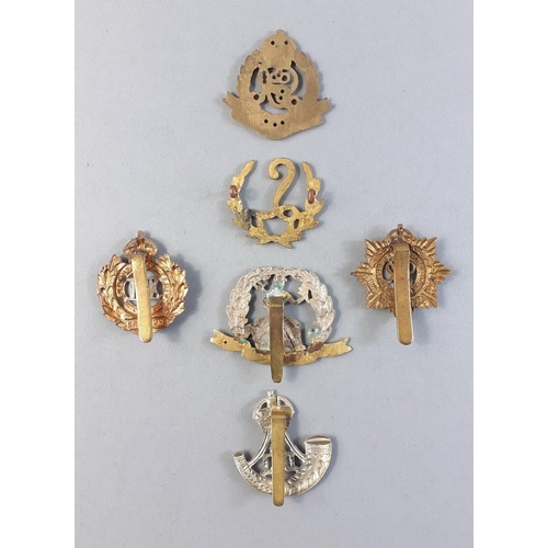 140 - Military cap badges x 6 to include The Norfolk Regiment, Durham Light Infantry, Hussars, Gun layer e... 