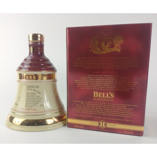 167 - A 1996 BELL'S Christmas decanter with 70cl contents sealed in box#186