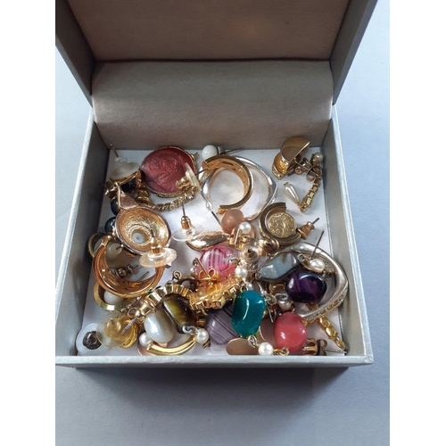 155 - A small jewellery box with contents of quality costume pieces including bangles, bracelets, clips, s... 