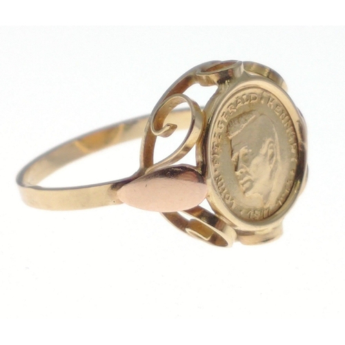 19 - A lovely 585 stamped 14k gold ring with an inset John F Kennedy memorial token. Total gross weight 2... 