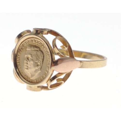 19 - A lovely 585 stamped 14k gold ring with an inset John F Kennedy memorial token. Total gross weight 2... 